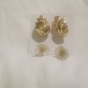 Gold seashell and white and gold flowers earrings